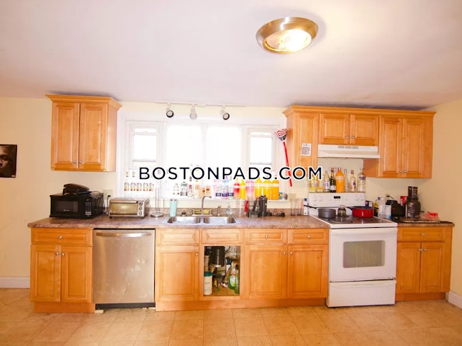 Boston - $4,600 /mo