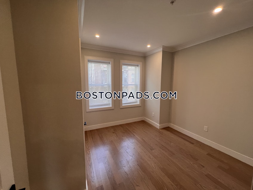 Boston - $5,425 /month