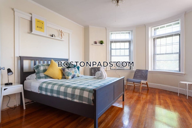 Brookline - $5,200 /mo