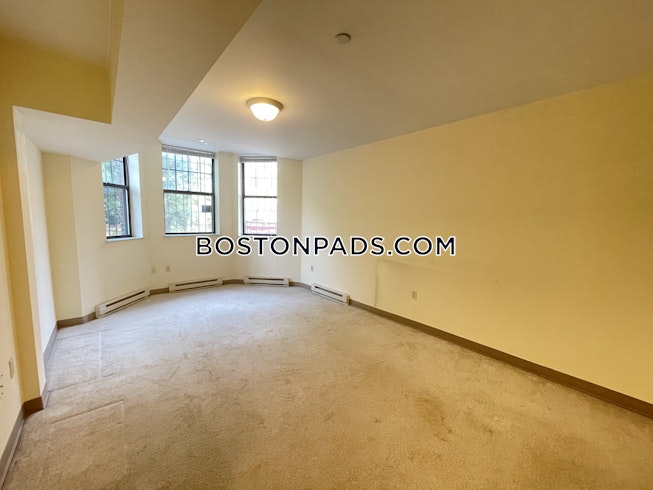 Boston - $2,450 /mo