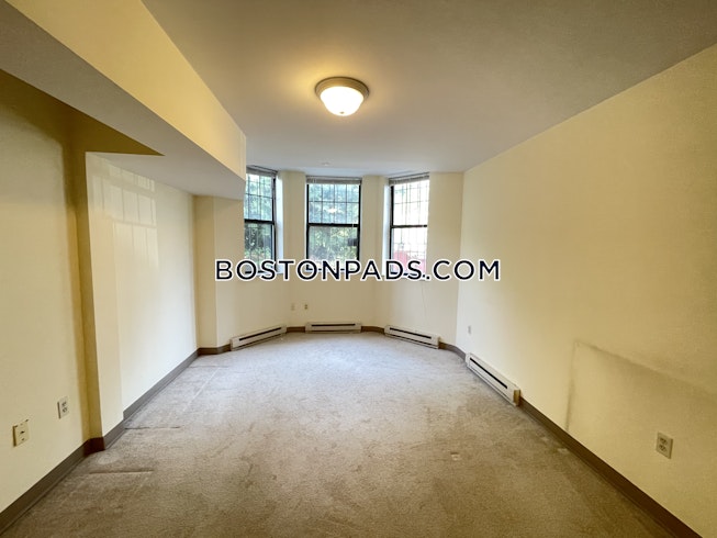 Boston - $2,450 /mo