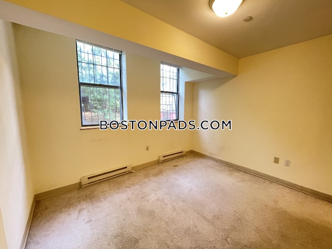 Boston - $2,450 /mo