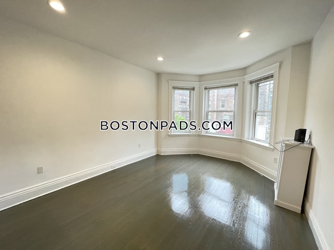 Boston - $2,475 /mo