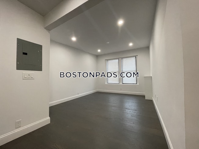 Boston - $2,700 /mo