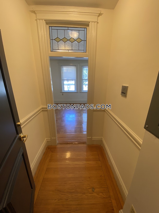 Boston - $2,400 /mo