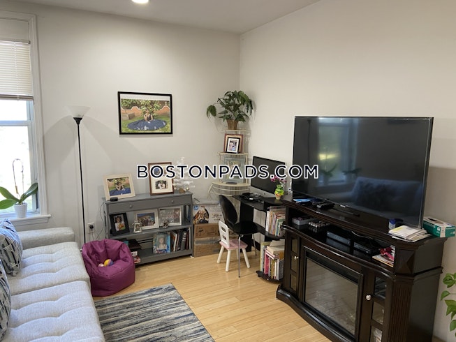 Boston - $3,300 /mo