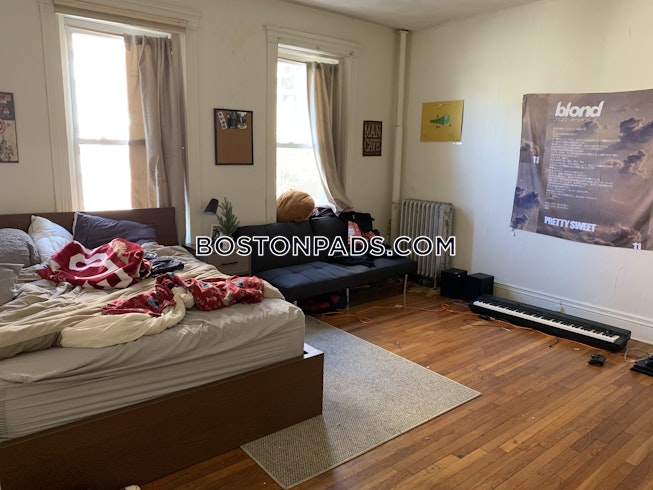 Boston - $2,725 /mo