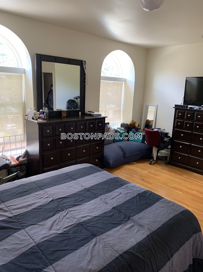 Boston - $2,300 /mo