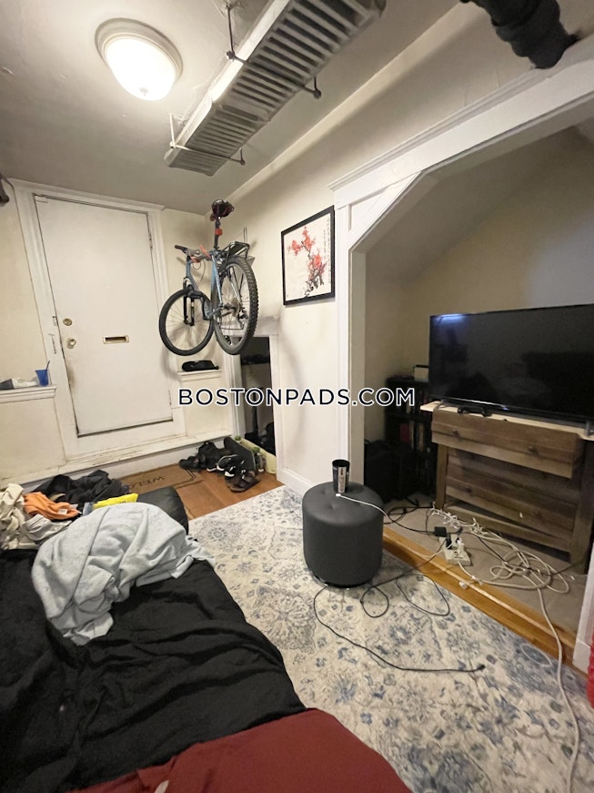 Boston - $2,300 /mo