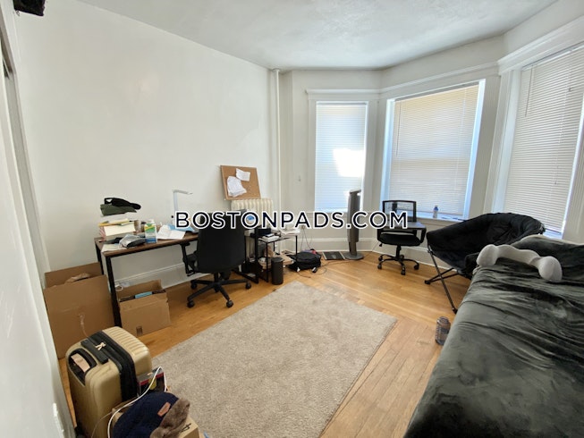 Boston - $3,300 /mo