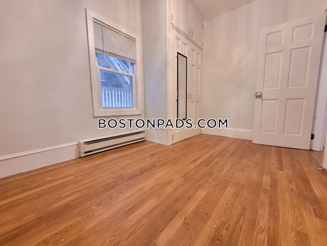 Boston - $3,260 /mo