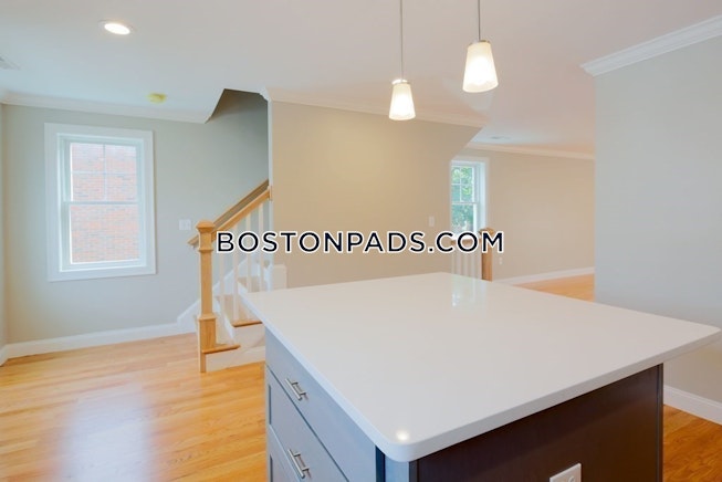 Waltham - $3,975 /mo