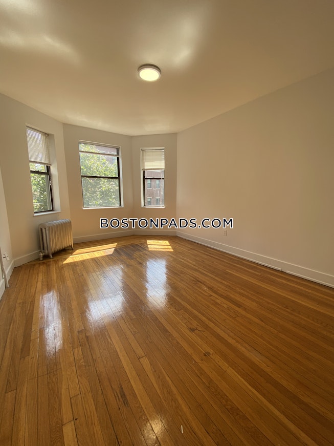 Boston - $1,700 /mo