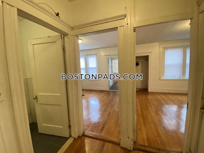 Boston - $2,700 /mo