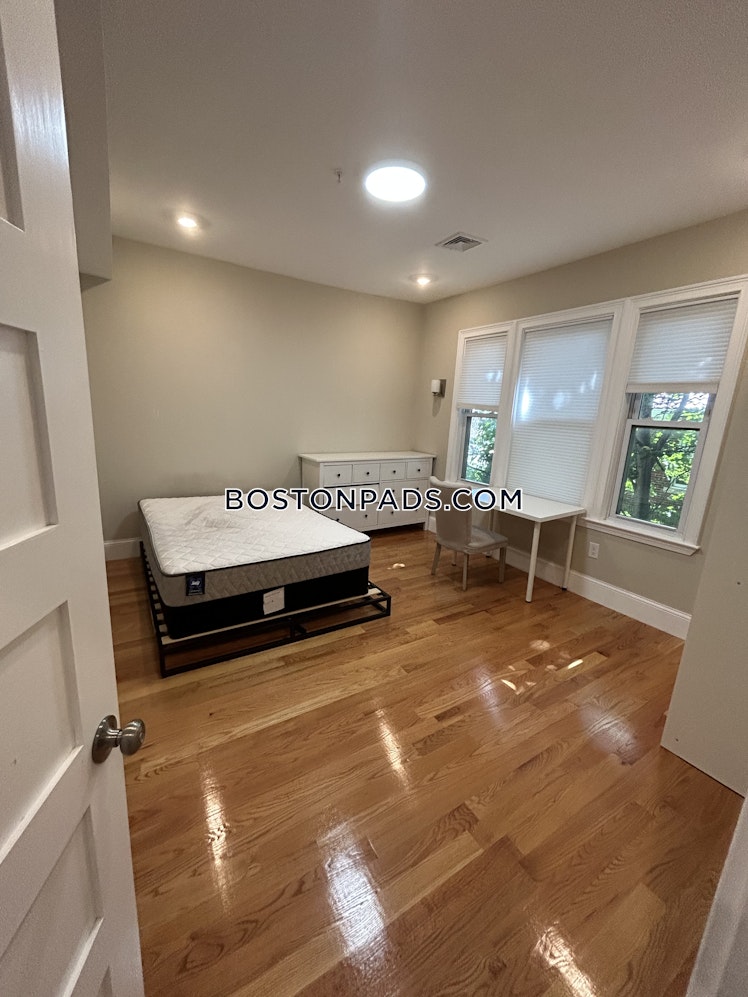 Commonwealth Ave., Boston