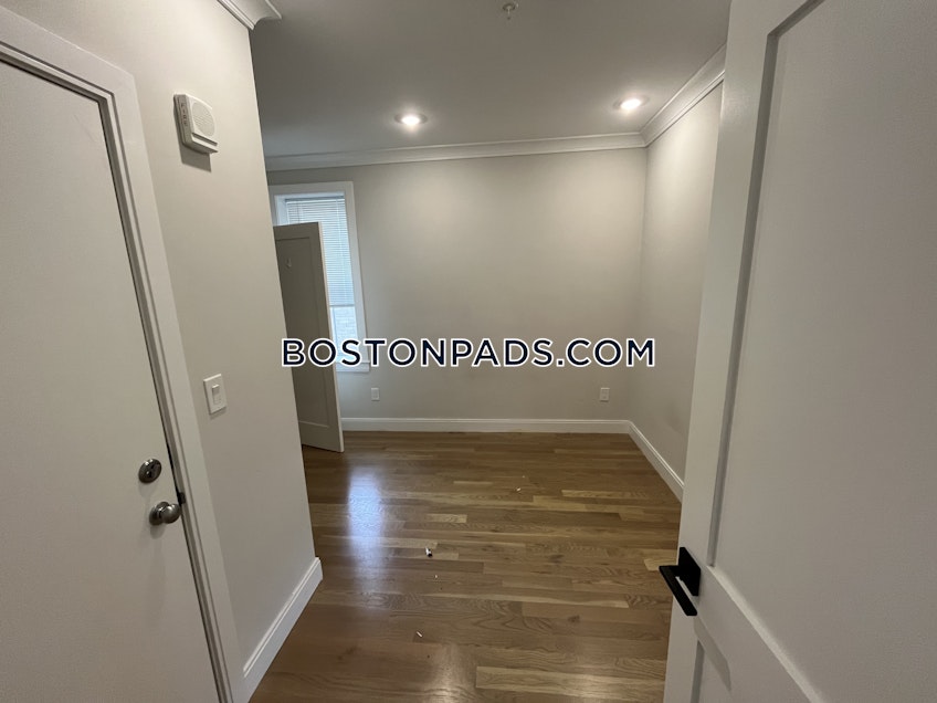 Boston - $3,925 /month