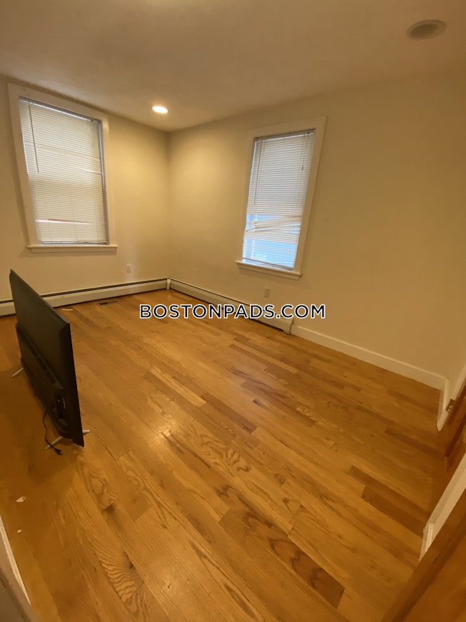 Boston - $4,900 /mo