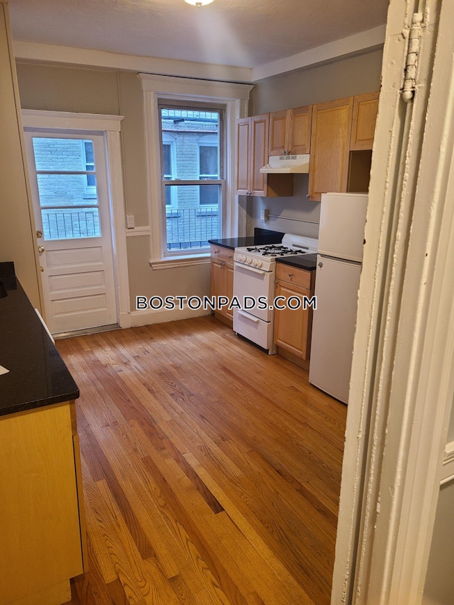 Boston - $2,950 /mo