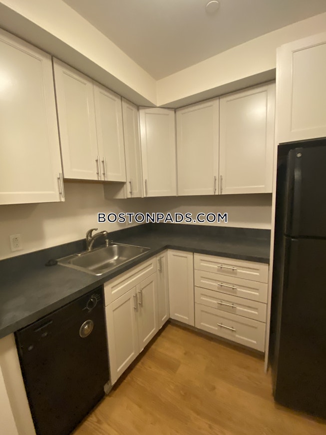 Boston - $3,096 /mo