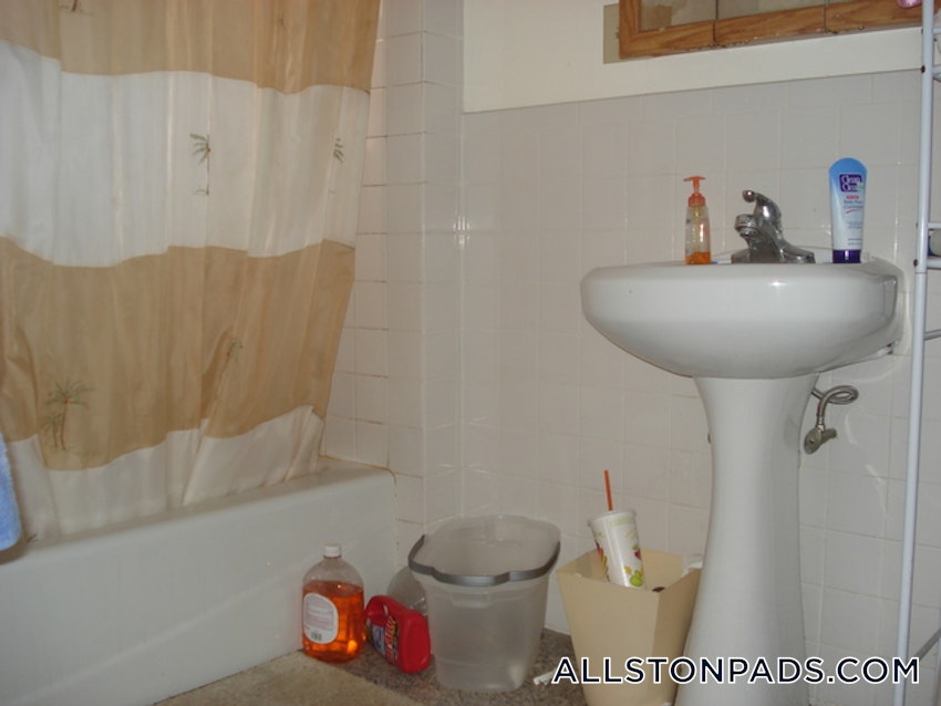 BOSTON - ALLSTON - 3 Beds, 1 Bath - Image 4