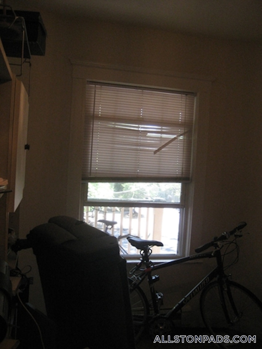 BOSTON - ALLSTON - 4 Beds, 1 Bath - Image 10