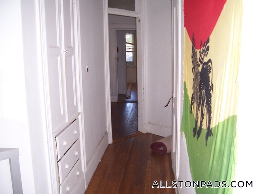 BOSTON - ALLSTON - 4 Beds, 2 Baths - Image 4