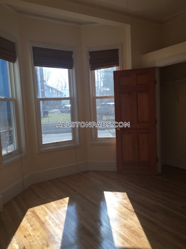 Boston - 5 Beds, 2 Baths