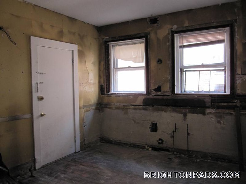 BOSTON - BRIGHTON - BOSTON COLLEGE - 3 Beds, 1 Bath - Image 3