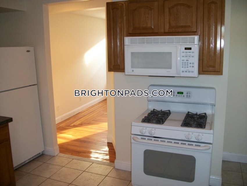 BOSTON - BRIGHTON - OAK SQUARE - 4 Beds, 1 Bath - Image 3