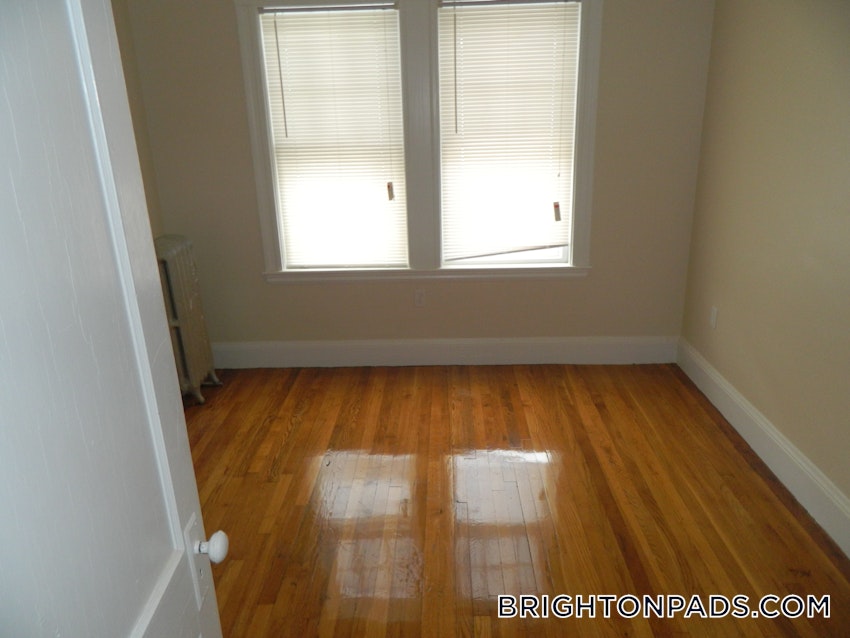 BOSTON - BRIGHTON - OAK SQUARE - 3 Beds, 1 Bath - Image 5