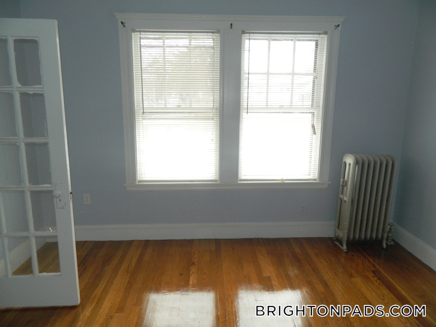 BOSTON - BRIGHTON - OAK SQUARE - 3 Beds, 1 Bath - Image 4