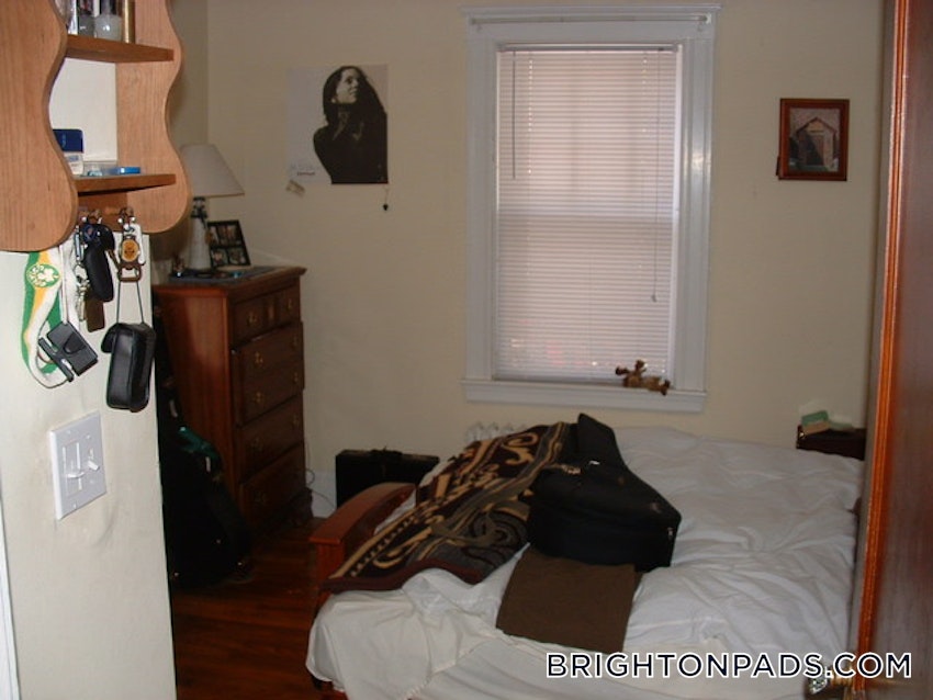 BOSTON - BRIGHTON - OAK SQUARE - 3 Beds, 1 Bath - Image 4