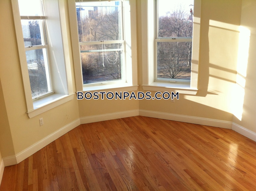 BOSTON - FENWAY/KENMORE - 4 Beds, 1 Bath - Image 9