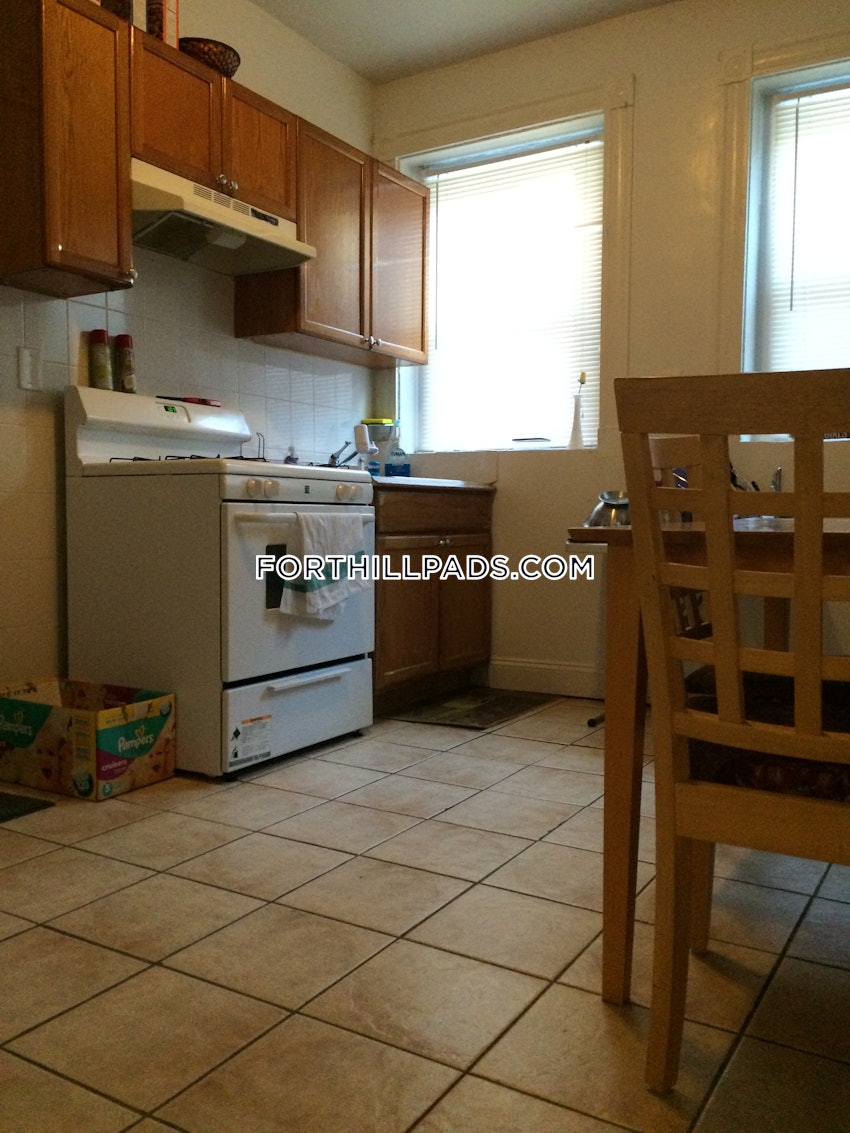 BOSTON - FORT HILL - 3 Beds, 1 Bath - Image 12