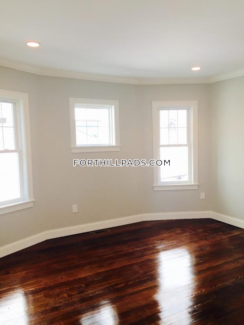 BOSTON - FORT HILL - 3 Beds, 1.5 Baths - Image 3