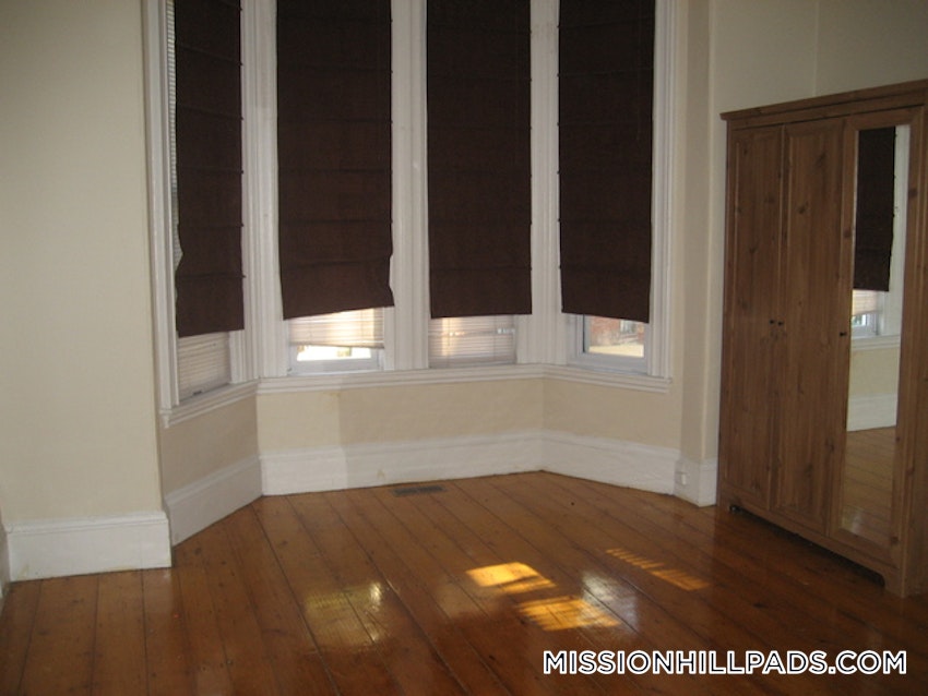 BOSTON - MISSION HILL - 3 Beds, 1 Bath - Image 12