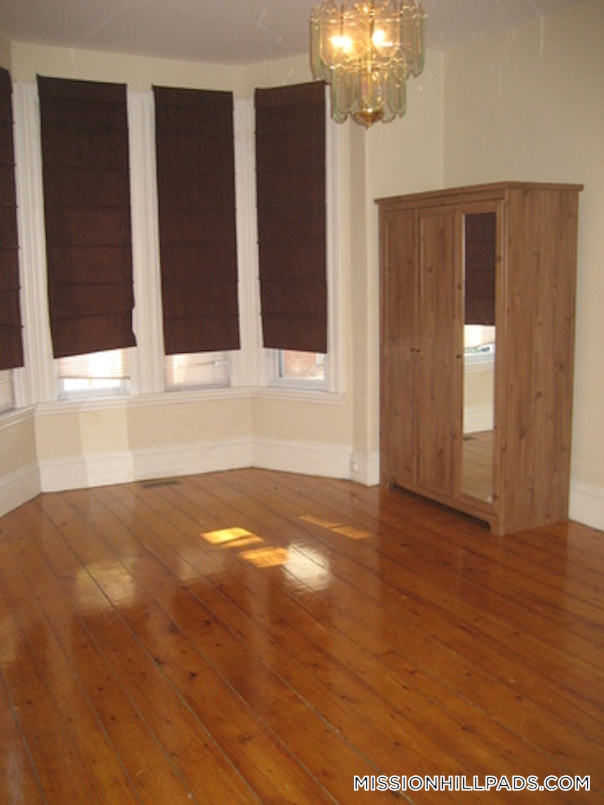 BOSTON - MISSION HILL - 3 Beds, 1 Bath - Image 11