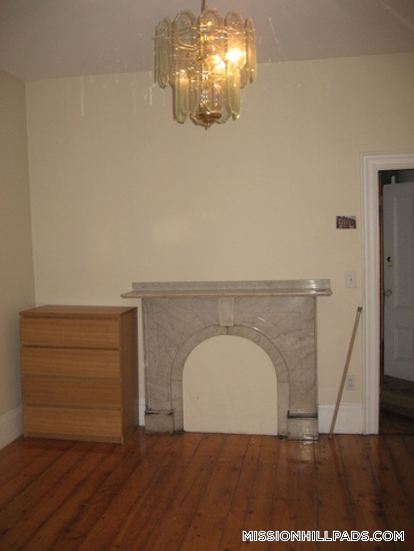 BOSTON - MISSION HILL - 3 Beds, 1 Bath - Image 10