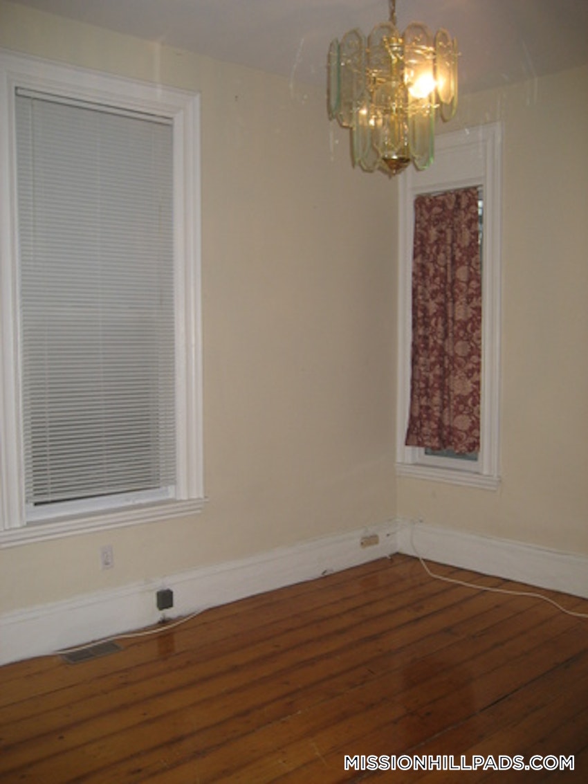 BOSTON - MISSION HILL - 3 Beds, 1 Bath - Image 9