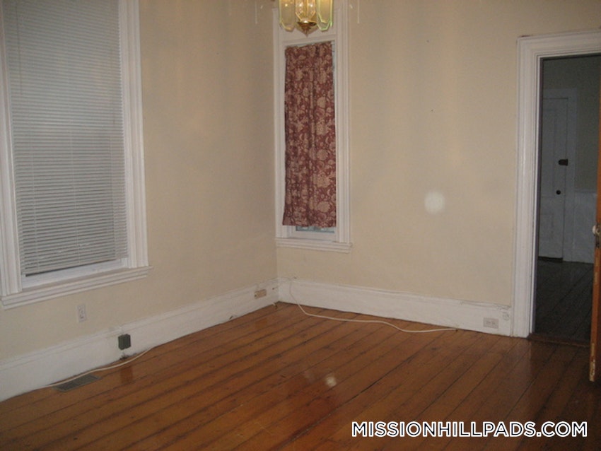 BOSTON - MISSION HILL - 3 Beds, 1 Bath - Image 8