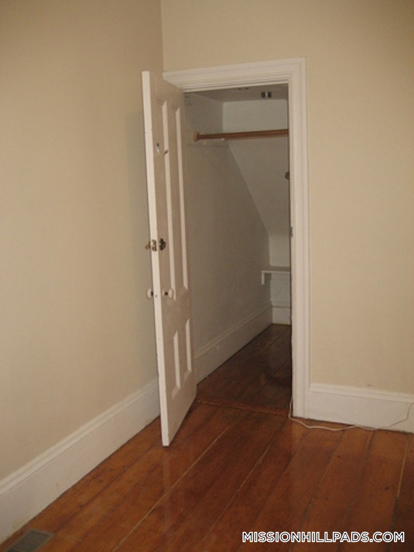 BOSTON - MISSION HILL - 3 Beds, 1 Bath - Image 6