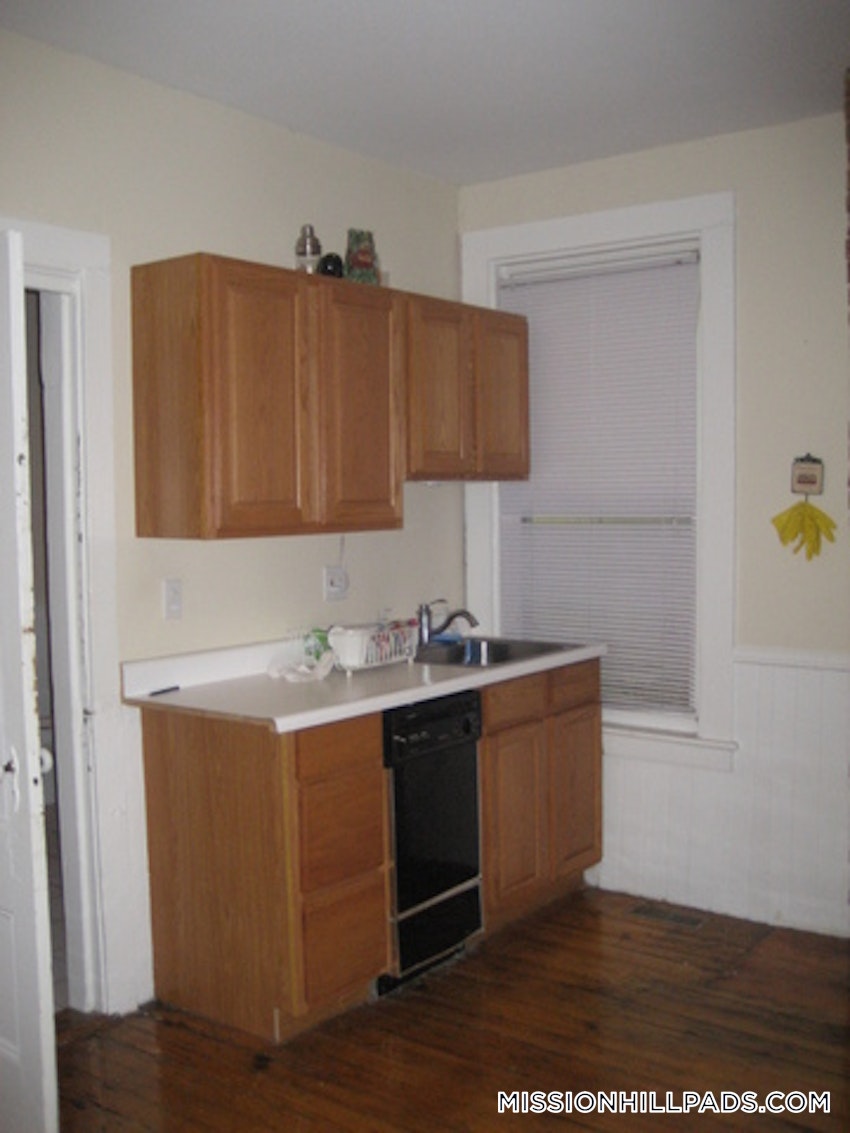 BOSTON - MISSION HILL - 3 Beds, 1 Bath - Image 4