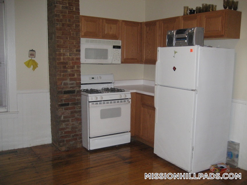 BOSTON - MISSION HILL - 3 Beds, 1 Bath - Image 3