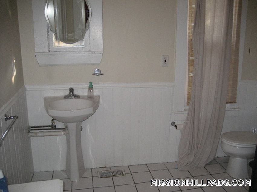 BOSTON - MISSION HILL - 3 Beds, 1 Bath - Image 1