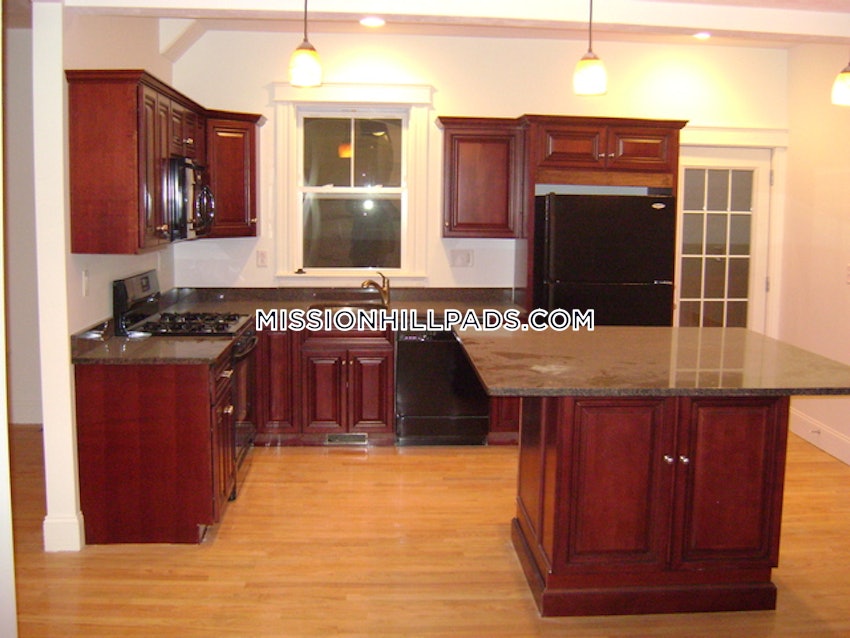 BOSTON - MISSION HILL - 5 Beds, 2.5 Baths - Image 12