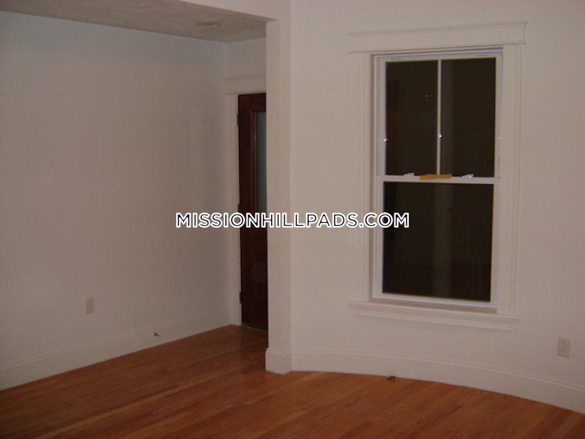 BOSTON - MISSION HILL - 5 Beds, 2.5 Baths - Image 27