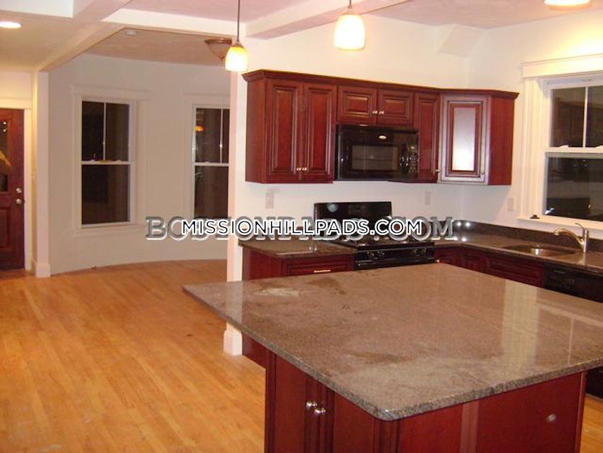 BOSTON - MISSION HILL - 5 Beds, 2.5 Baths - Image 10