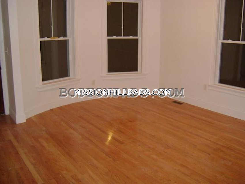 BOSTON - MISSION HILL - 5 Beds, 2.5 Baths - Image 20