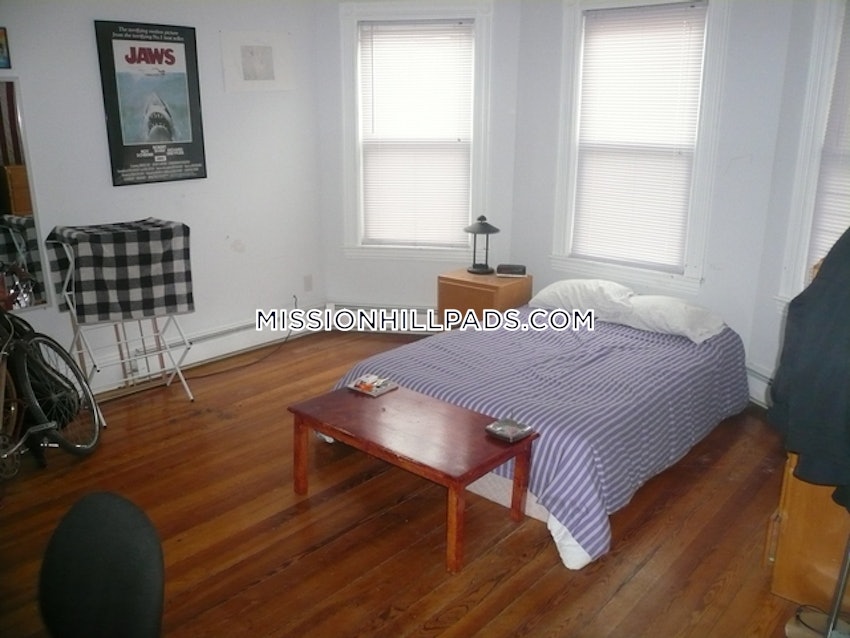 BOSTON - MISSION HILL - 4 Beds, 2 Baths - Image 5