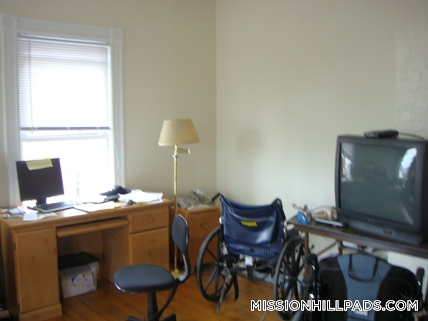 BOSTON - MISSION HILL - 4 Beds, 2 Baths - Image 2